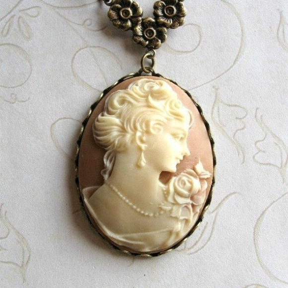Lady cameo necklace $24 - Picture 1 of 5